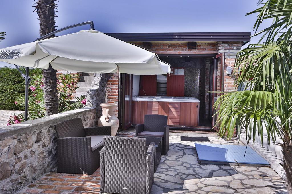 Casa Oasa -Accommodation , Pizzeria & Bar Marezige Exterior photo